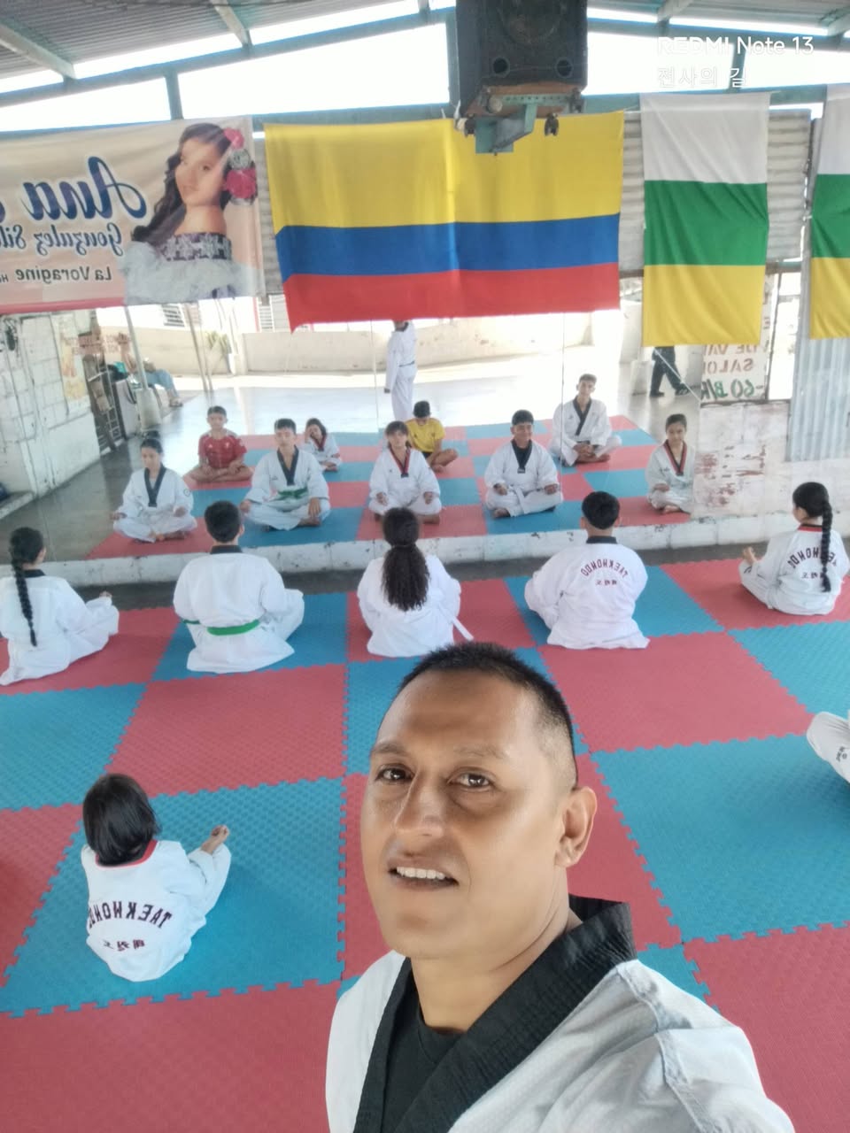 Jóvenes del Club Fénix durante un ejercicio de respiración