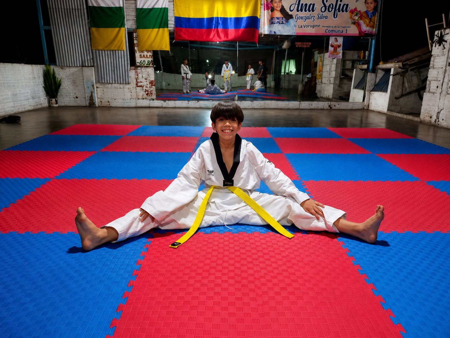 Estudiante del Club Fénix entrenando flexibilidad